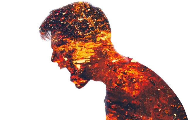 怒りにかられれて叫んでいる男性のシルエット