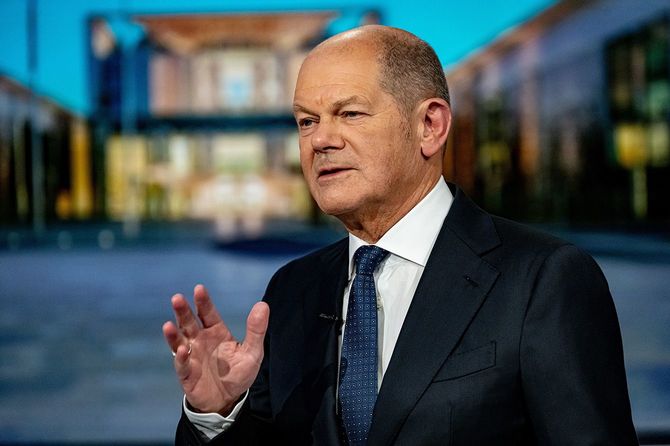 ベルリン・ミッテのテレビ局RTLのスタジオで、「RTL Direkt」のインタビュー収録に臨むドイツのオラフ・ショルツ首相=2025年1月15日