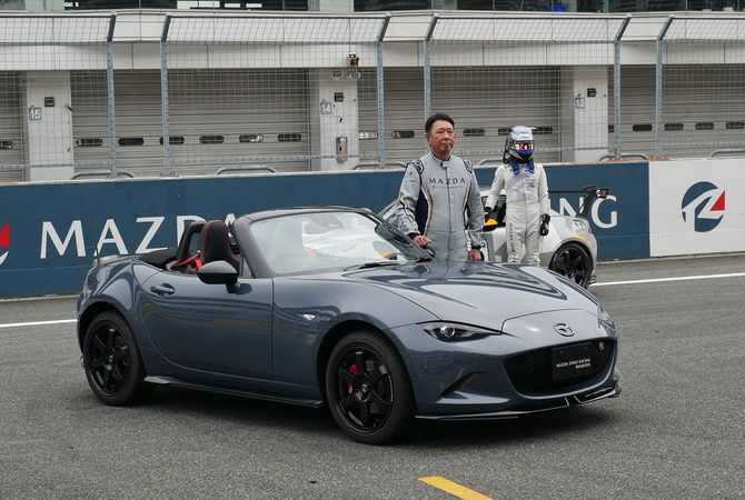 マツダスピリットレーシングロードスターコアモデルと齋藤茂樹主査