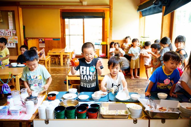 給食はバイキング形式。好きなものを食べられる量だけとっていく