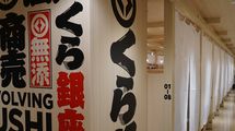 ライバル店は｢回らない寿司｣にシフトしたのに…大手チェーンで｢くら寿司｣だけが“回転寿司”を続けるワケ