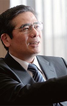 <strong>石村和彦 いしむら・かずひこ</strong>●1954年、兵庫県生まれ。79年東京大学大学院工学系研究科修士課程修了、旭硝子入社。97年設備技術研究所硝子担当部長、2000年旭硝子ファインテクノ社長、04年関西工場長、06年執行役員、07年上席執行役員、08年社長兼COO、10年社長兼CEO。