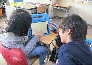 タブレット画面を見せ合う子どもたち(写真=本人提供)
