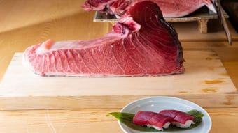 老舗企業の会長や一流寿司職人が"路地裏"寿司店に通うワケ…サメと闘い命がけで獲った天然マグロの味