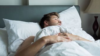 資産4億超のトレーダーが"妻とする入眠儀式"