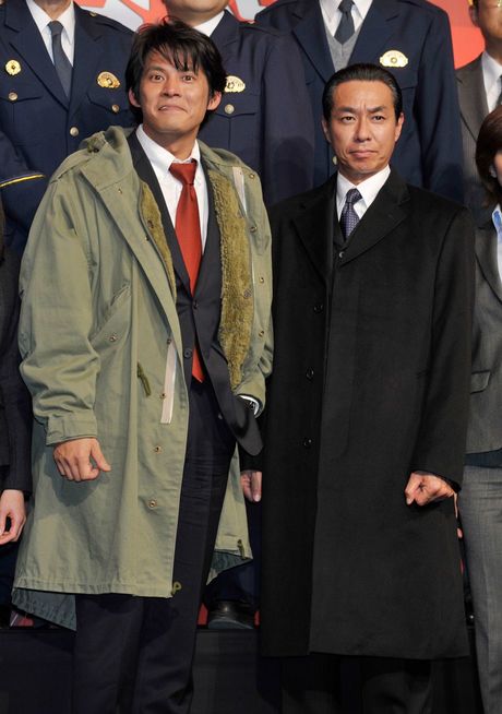 織田裕二さん(左)と柳葉敏郎さん