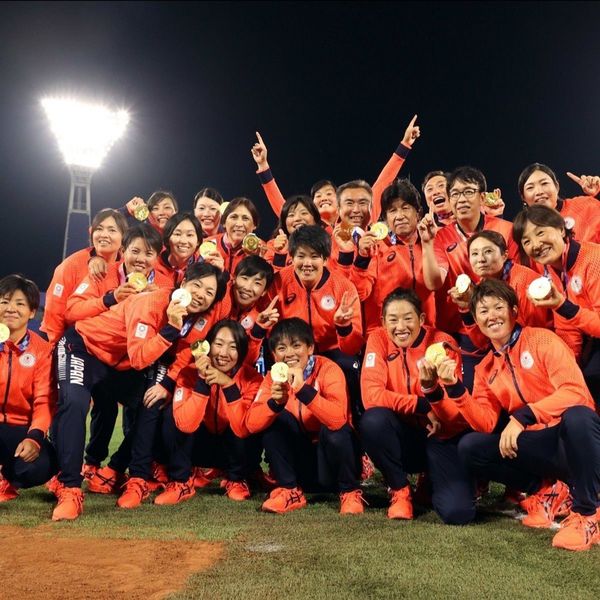 東京五輪で獲得した金メダルとともに写真に納まる選手たち。ソフトボール代表が五輪で金メダルを取る日をまた見たい