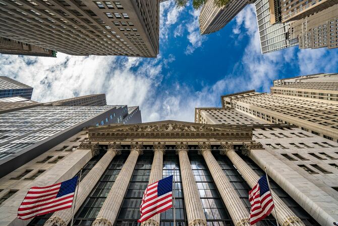 ウォール街のニューヨーク証券取引所ビルの外にある金融街の建物 2019年10月10日