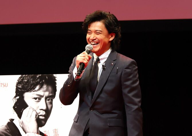 2017年12月5日、富士通のスマートフォン「arrows」の新商品・新CM発表会に出席した俳優の小栗旬さん（東京都）