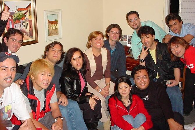 在りし日の母クレイゼさん（中央）。2003年にブラジルを訪れた特撮の歌手や俳優を手料理で招いた。左から4人目がクルーズさん