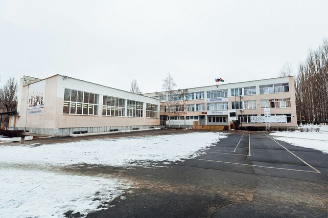 冬のロシアの校舎