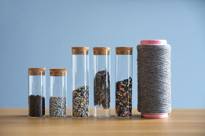 NEOCURVE™の製造材料。デッドストックやサンプル品、自社規定をクリアできなかったシューズを分解、粉砕し、材料の性質ごとに分類。マテリアルリサイクルの技術を使用し、製造に適した材料へ加工している。