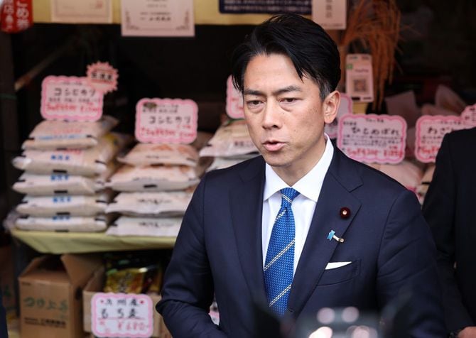 2025年5月23日、精米店を視察後、記者団の質問に答える小泉進次郎農林水産相(東京都江東区)