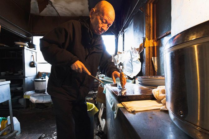 ウナギをさばく野沢さん