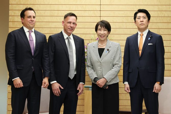 米データ解析大手パランティア・テクノロジーズ社のピーター・ティール会長（中央左）らの表敬を受ける高市早苗首相（同右）＝2026年3月5日、首相官邸