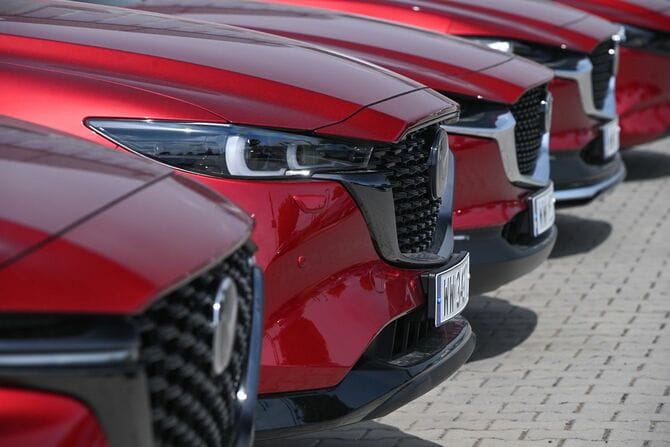 ずらりと並ぶマツダの車