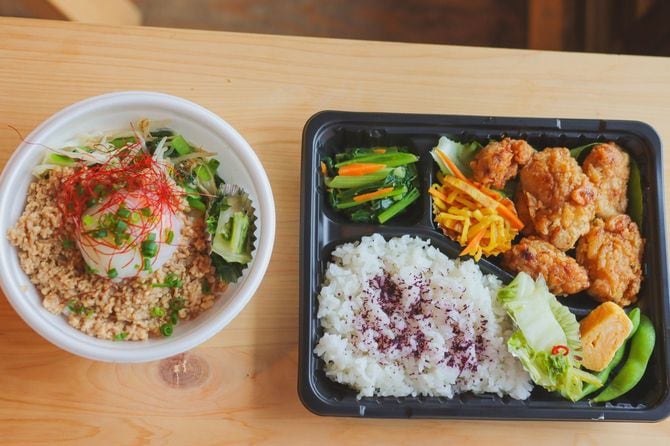 唐揚げ弁当と卵ののったそぼろ丼