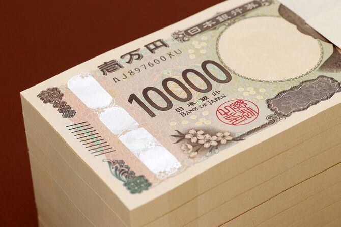 一万円札が積み重ねられている