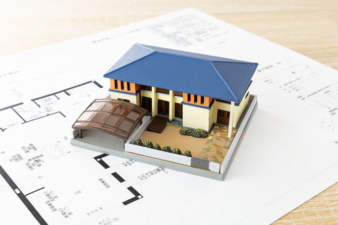 家の模型と図面