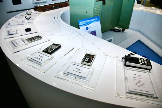 本社の展示室に並ぶ歴代の計算機たち