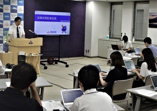 女性記者たちの厳しい追及があった川勝知事の会見（＝静岡県庁）