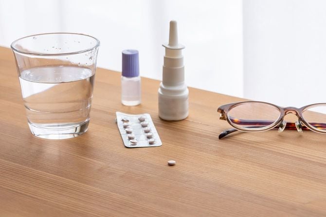 花粉症の薬、点鼻薬、眼鏡