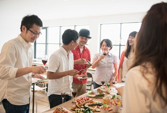 ゲストハウスでランチパーティーを楽しむ友達