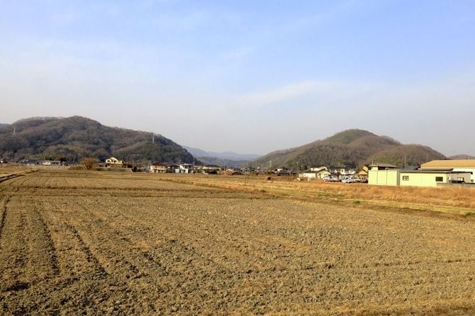 左のピークが宮路山城