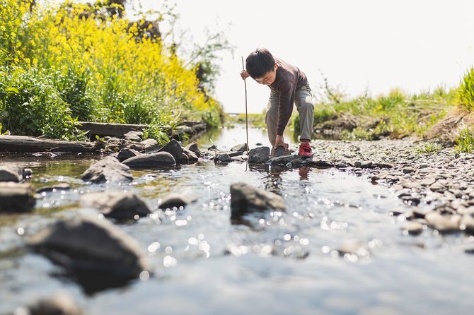 川で遊ぶ少年