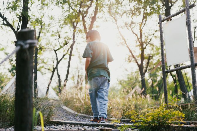 森で遊んでいる小さな男の子
