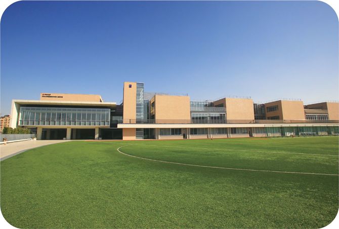 センター北駅が最寄りの、のびのびとした環境にある中大横浜の校舎。