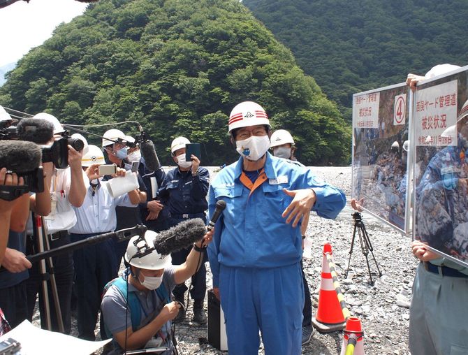2019年、台風19号の被災状況を視察した川勝知事