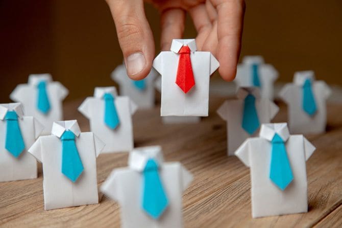 折り紙で作られたトップ従業員のイメージ