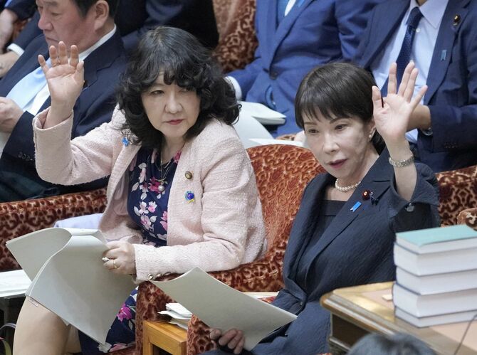 衆院予算委員会で挙手する高市早苗首相（右）と片山さつき財務相＝2026年3月2日、国会内