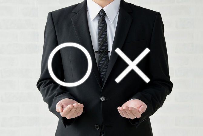 丸かバツの選択肢を提示している男性