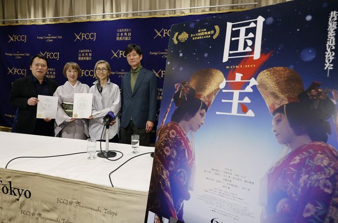 日本外国特派員協会での記者会見で、写真に納まる映画「国宝」の関係者。左から舞台床山の西松忠さん、歌舞伎メークの日比野直美さん、ヘアメークの豊川京子さん、李相日監督＝2026年2月27日午後、東京都千代田区