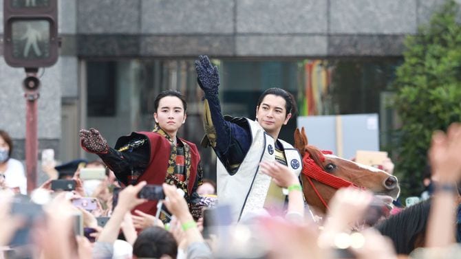 2023年5月5日、浜松まつりで行進する大河ドラマ「どうする家康」の家康役・松本潤（右）と井伊直政（万千代）役の板垣李光人（左）