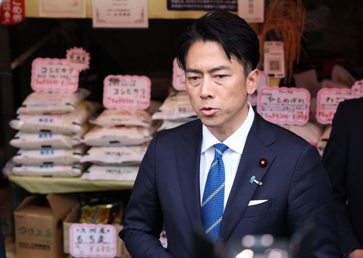 2025年5月23日、精米店を視察後、記者団の質問に答える小泉進次郎農林水産相（東京都江東区）