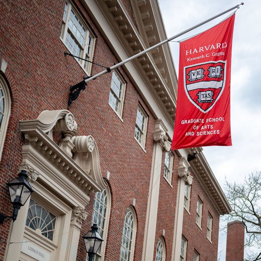 大学の教育理念である「真理」を表現している、ハーバード大学の旗