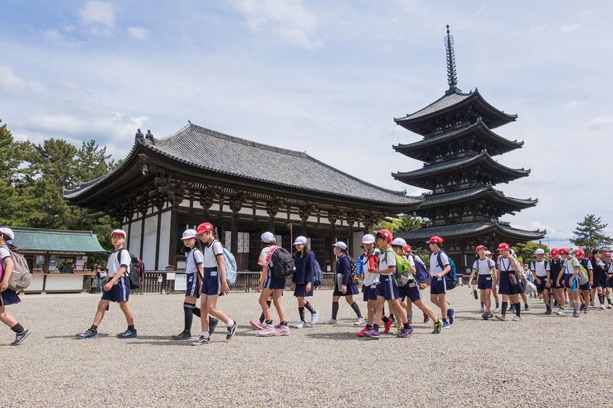 2016年4月22日、日本の小学生が奈良の興福寺に遠足