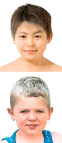 鈴木涼子「Rituko-Takumi from the Series Mama Doll」(2004年)/鈴木涼子「Britta-Benjamin from the Series Mama Doll」(2005年)母親と少年の肖像を合体させ、親子の絆と父親が不在を表現。