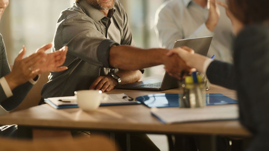 スベり知らずで相手との距離を一気に縮められる…一流ビジネスマンが使う｢万国共通でウケる鉄板ジョーク｣ 誰も傷つけずに笑って仲良くなれる