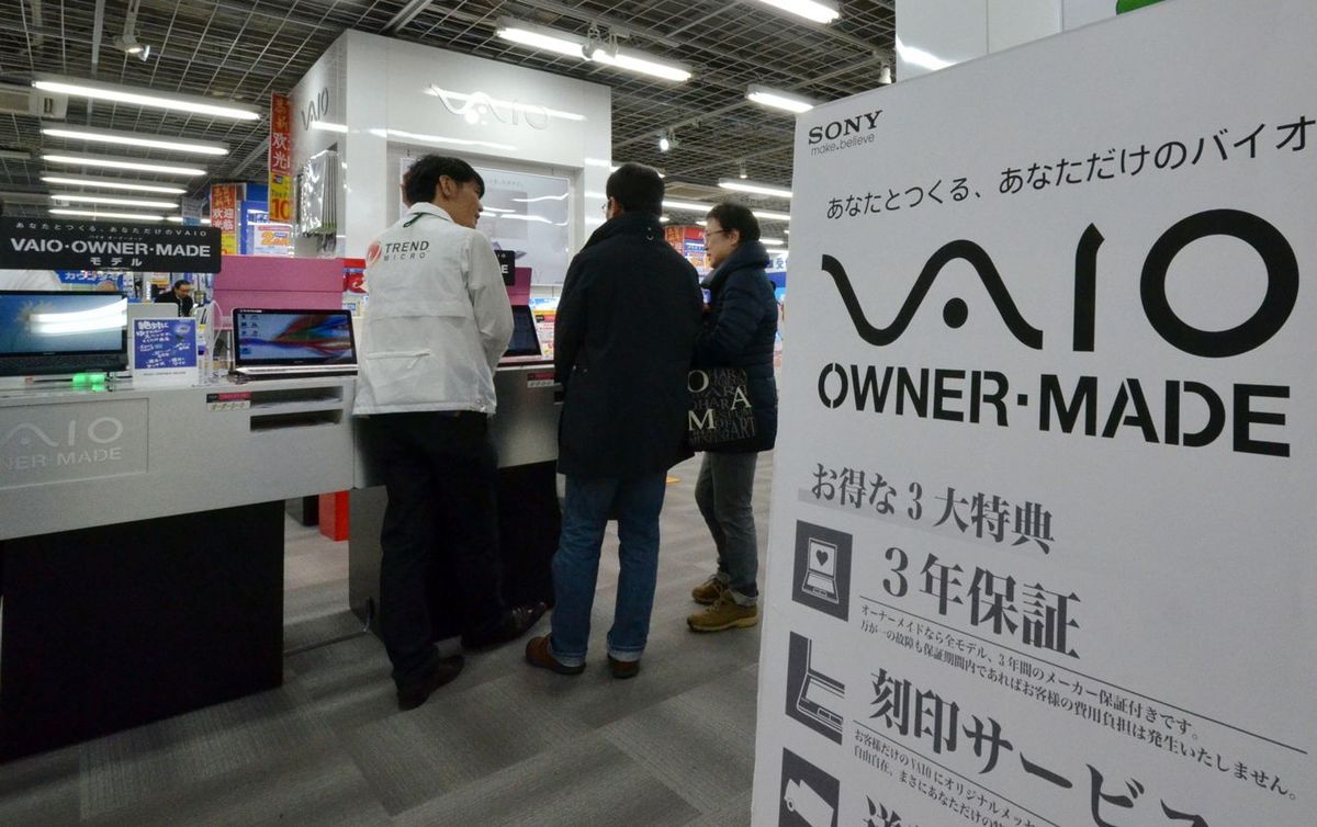 2014年2月5日、東京の家電量販店でソニーのパーソナルコンピューター「VAIO」の説明を受けている客たち。