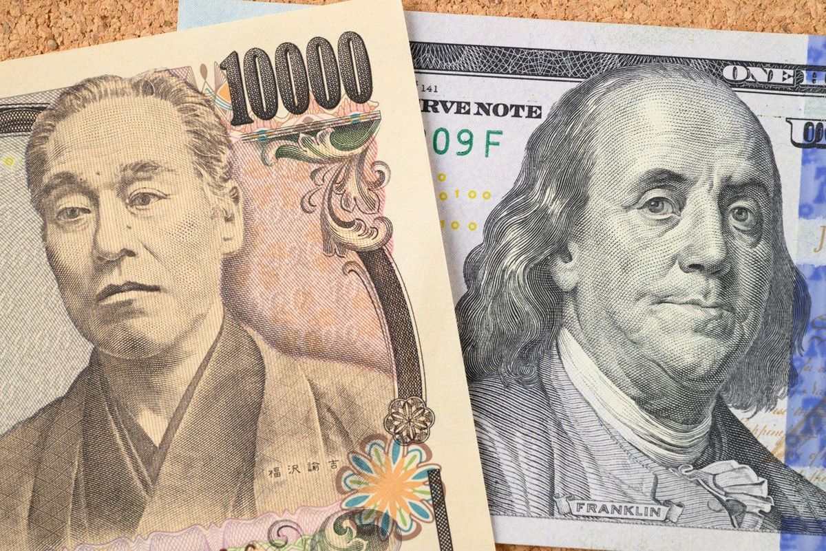 100ドル紙幣と一万円札