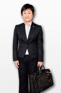 <strong>ジョンソン・エンド・ジョンソン ブレストケアグループ ナショナルセールスマネジャー●佐藤真理</strong><br>1969年、山口県生まれ。94年、J＆J入社以来、一貫して営業に携わり、2008年より現職。土曜日にも研究会に参加するなど、忙しい1週間を送っている。