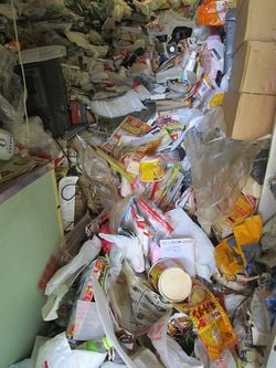 猛暑日に作業をした男性宅。競馬で小遣いを稼ぎ、数年前まで仕事をしていたらしい形跡があった。