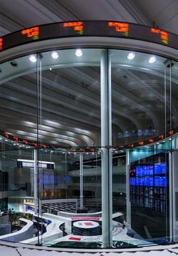 2018年10月、東京証券取引所のメインルーム(写真=Kakidai/CC-BY-SA-4.0/Wikimedia Commons)