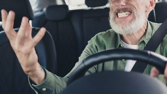 ｢何十年も無事故で運転してきた｣は通用しない…免許返納ガンコ拒否の老親に急増する"操作ミス"