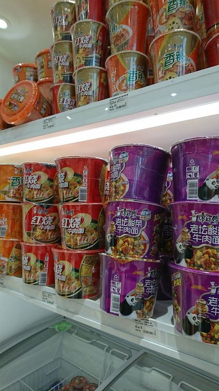 カップ麺の価格は5～9元（約95～170円）のものが多い