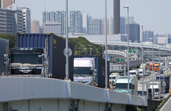 コンテナ埠頭や貨物ターミナルが集まる地区を走るトラック＝2023年7月25日、東京都品川区